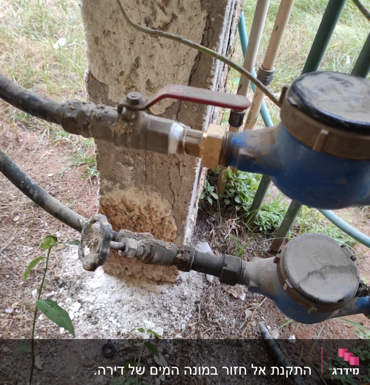 צינורות מים וברזים מחוברים לקיר חיצוני